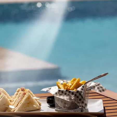 Ξενοδοχείο με διαμερίσματα Louis Santorini 4*