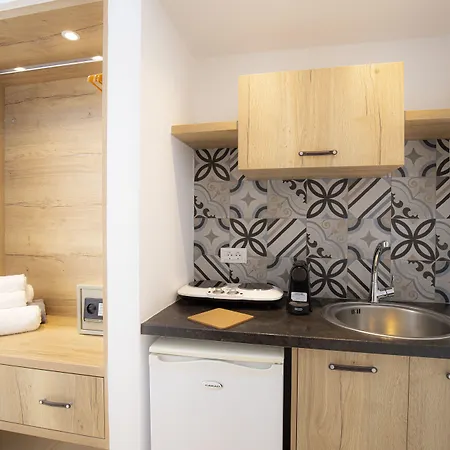 Ξενοδοχείο με διαμερίσματα Louis Santorini Καμάρι