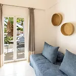 Louis Santorini Aparthotel 4*