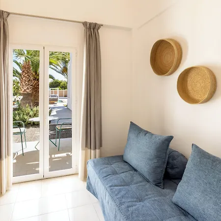 Louis Santorini Aparthotel 4*